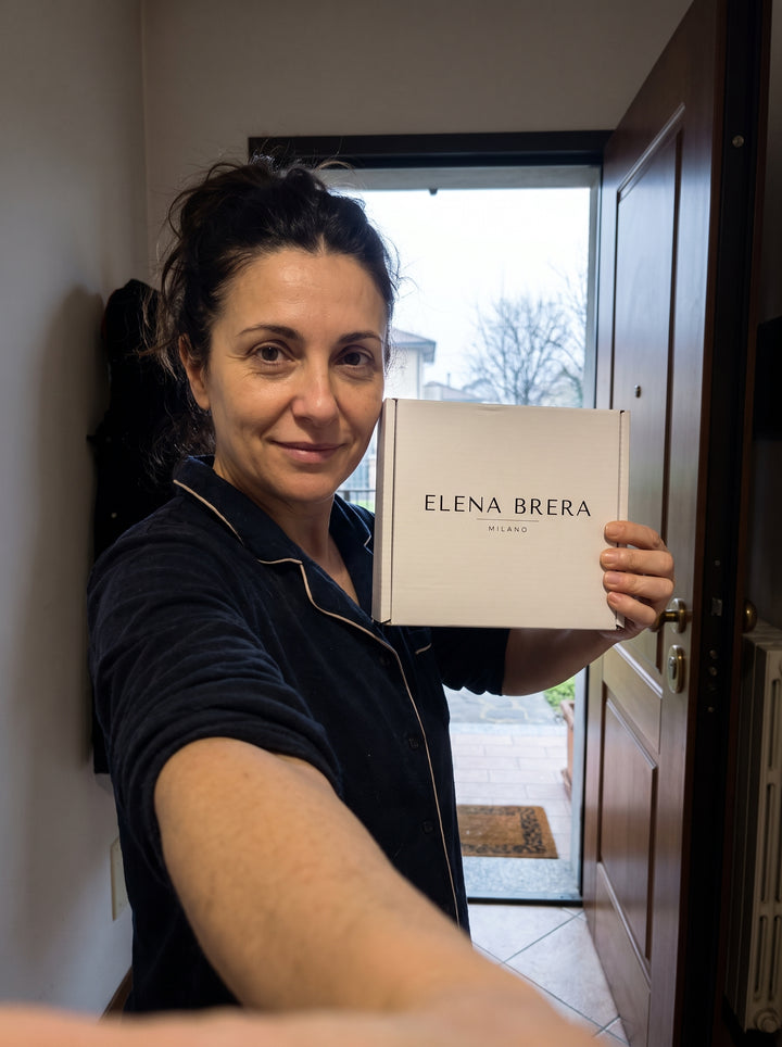Cliente con il pacco Elena Brera davanti alla porta di casa