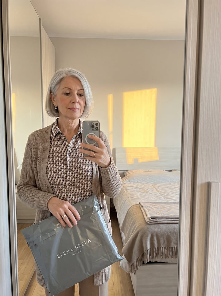 Cliente con la busta Elena Brera davanti allo specchio