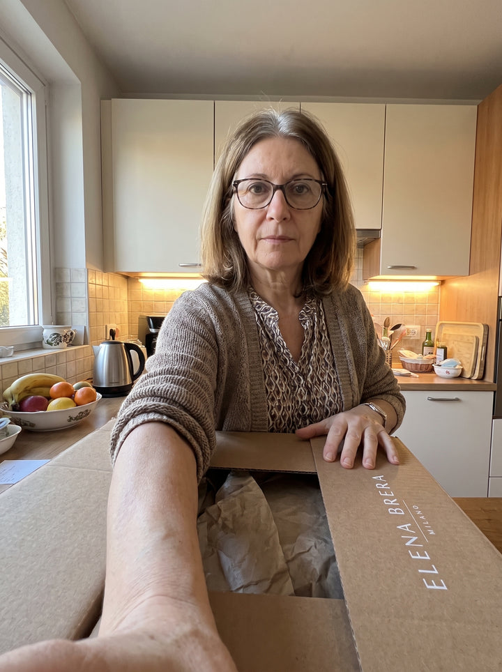 Cliente con la scatola Elena Brera aperta in cucina